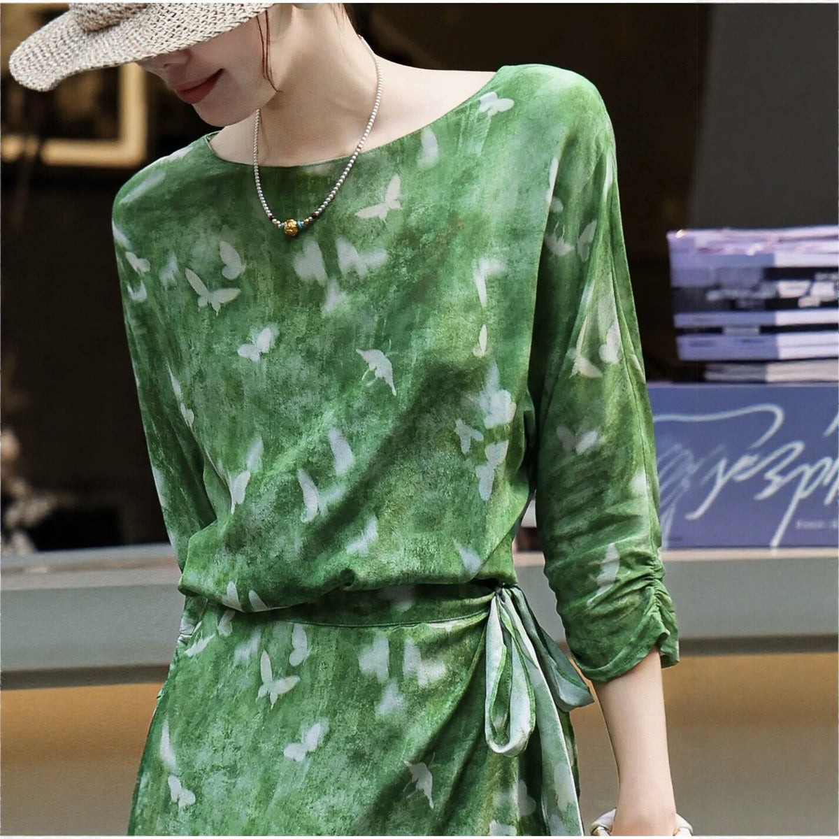 Vintage Seidenkleid mit Print im französischen Stil – Bild 6 | LuxeStyle