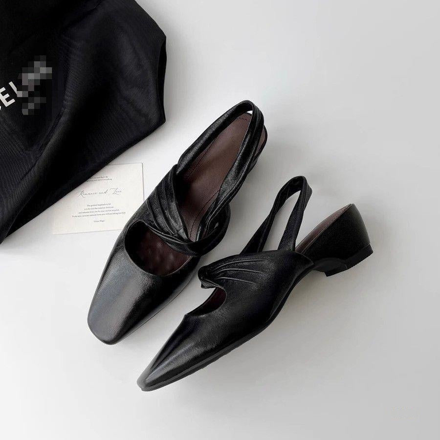Retro Pumps mit Chunky Heel und V-Ausschnitt