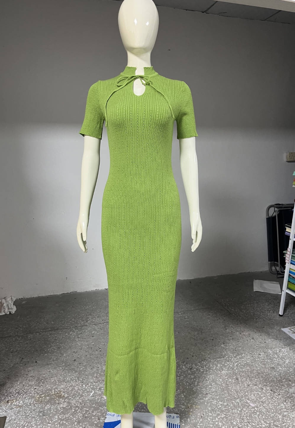 Tailliertes Strickkleid mit kurzen Ärmeln – Bild 1 | LuxeStyle