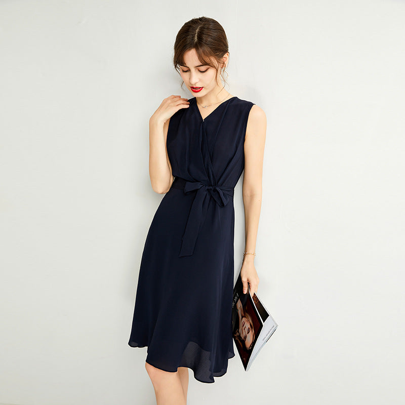 Seidenkleid mit V-Ausschnitt und Taillengürtel