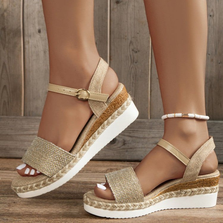 Keilsandalen aus Rattan mit Schnalle – Bild 10 | LuxeStyle