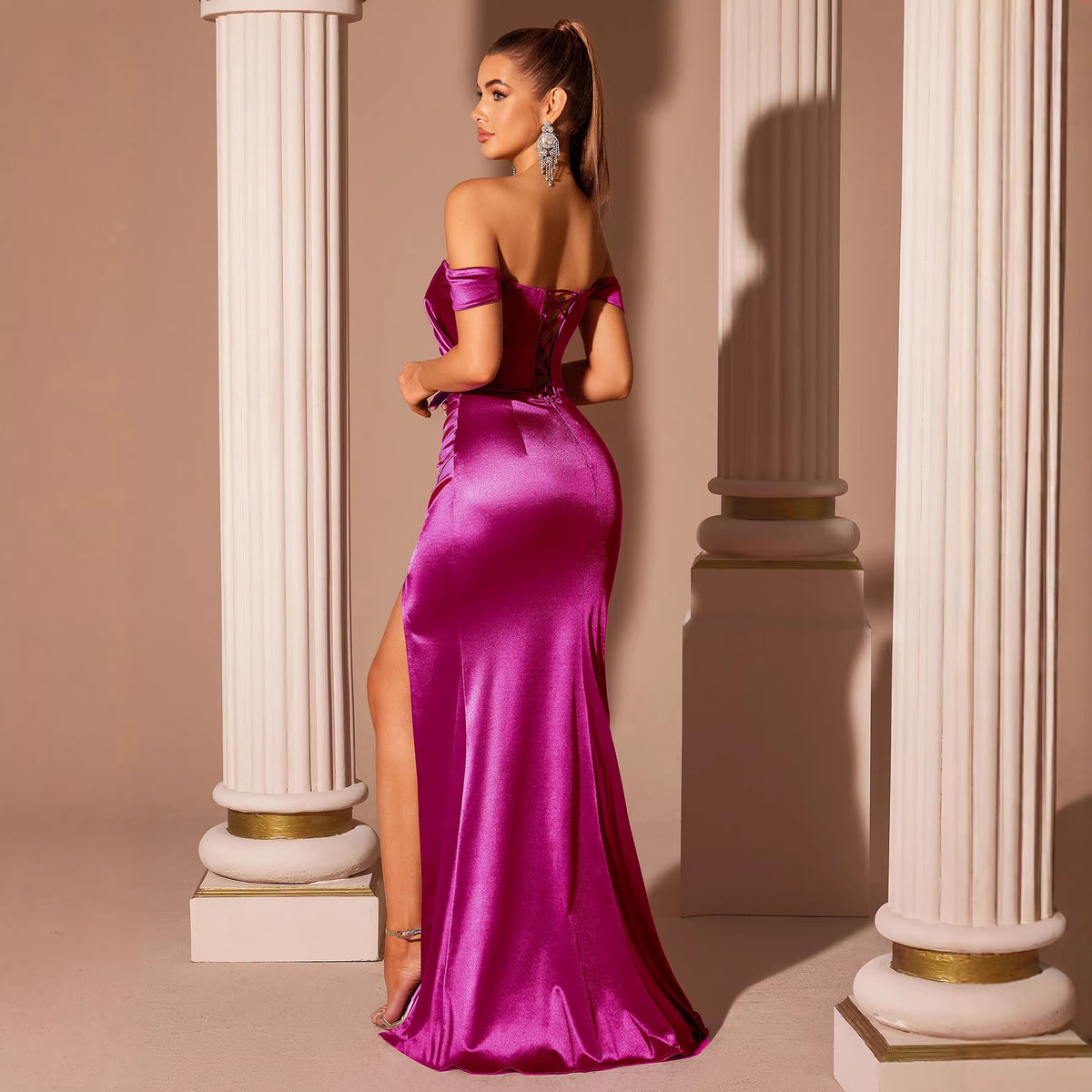 Rosenrotes Satin-Abendkleid mit Off-Shoulder – Bild 2 | LuxeStyle