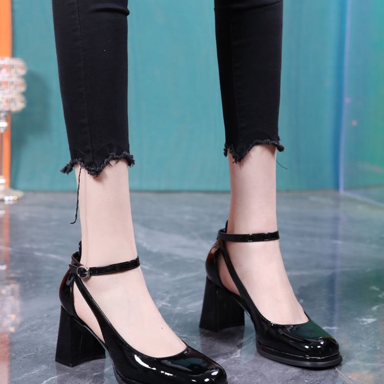 Elegante Retro-High Heels mit Schnalle