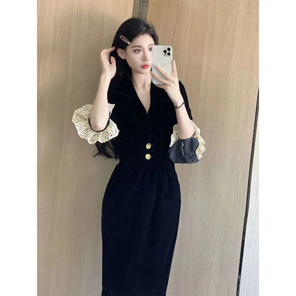 Schwarzes Fliessstoffkleid mit Flügelärmeln