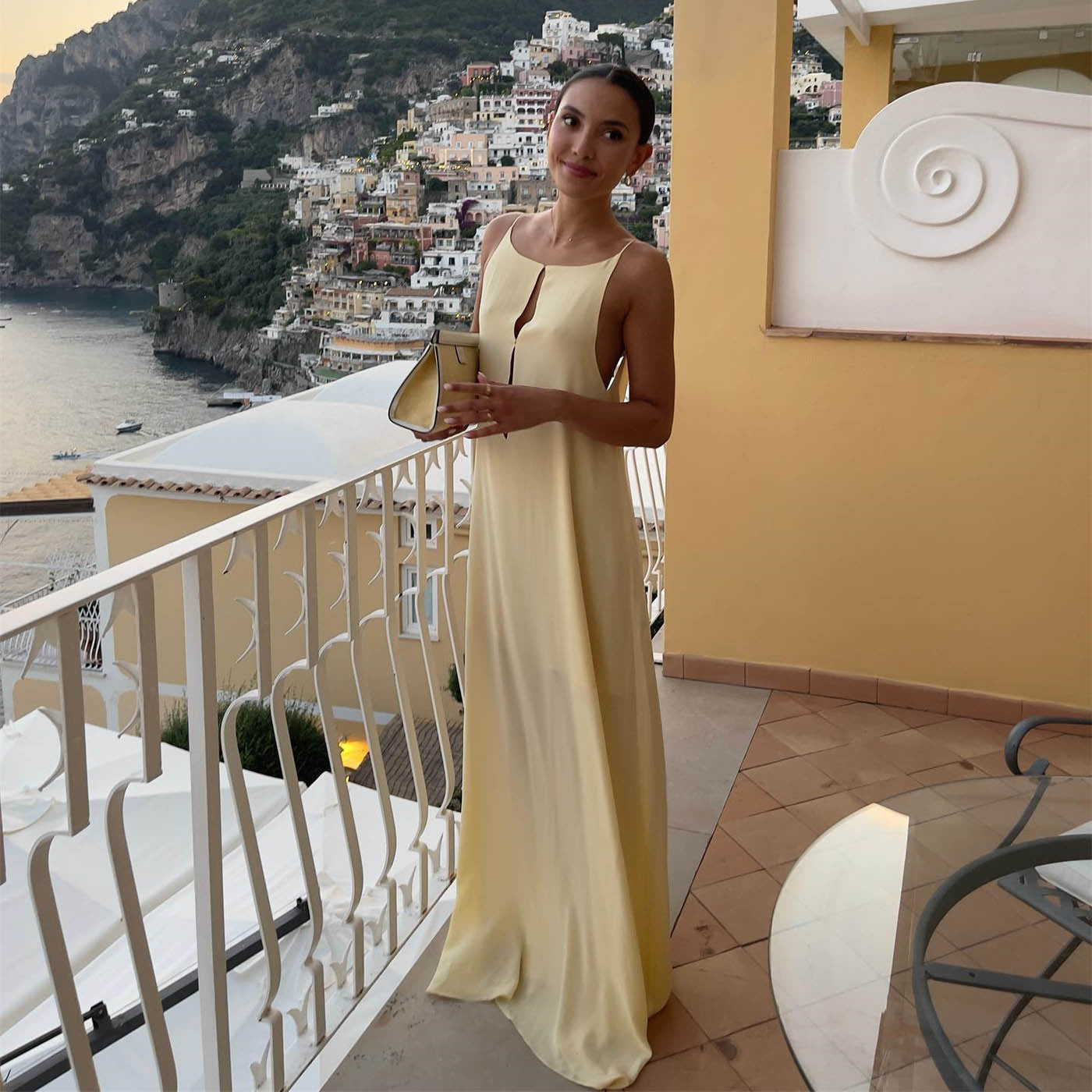 Rückenfreies Satin-Maxikleid