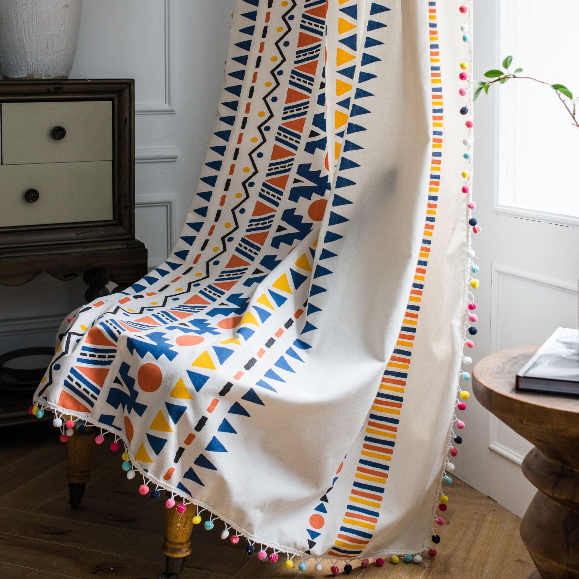 Bunte Vorhänge im Bohème-Stil