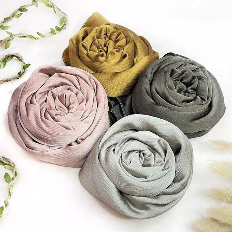Plissierter Satin-Schal für Damen, mittellang – Bild 11 | LuxeStyle