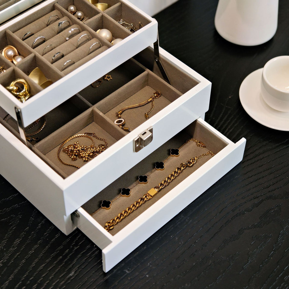 Schmuckbox aus Massivholz mit viel Platz – Bild 3 | LuxeStyle