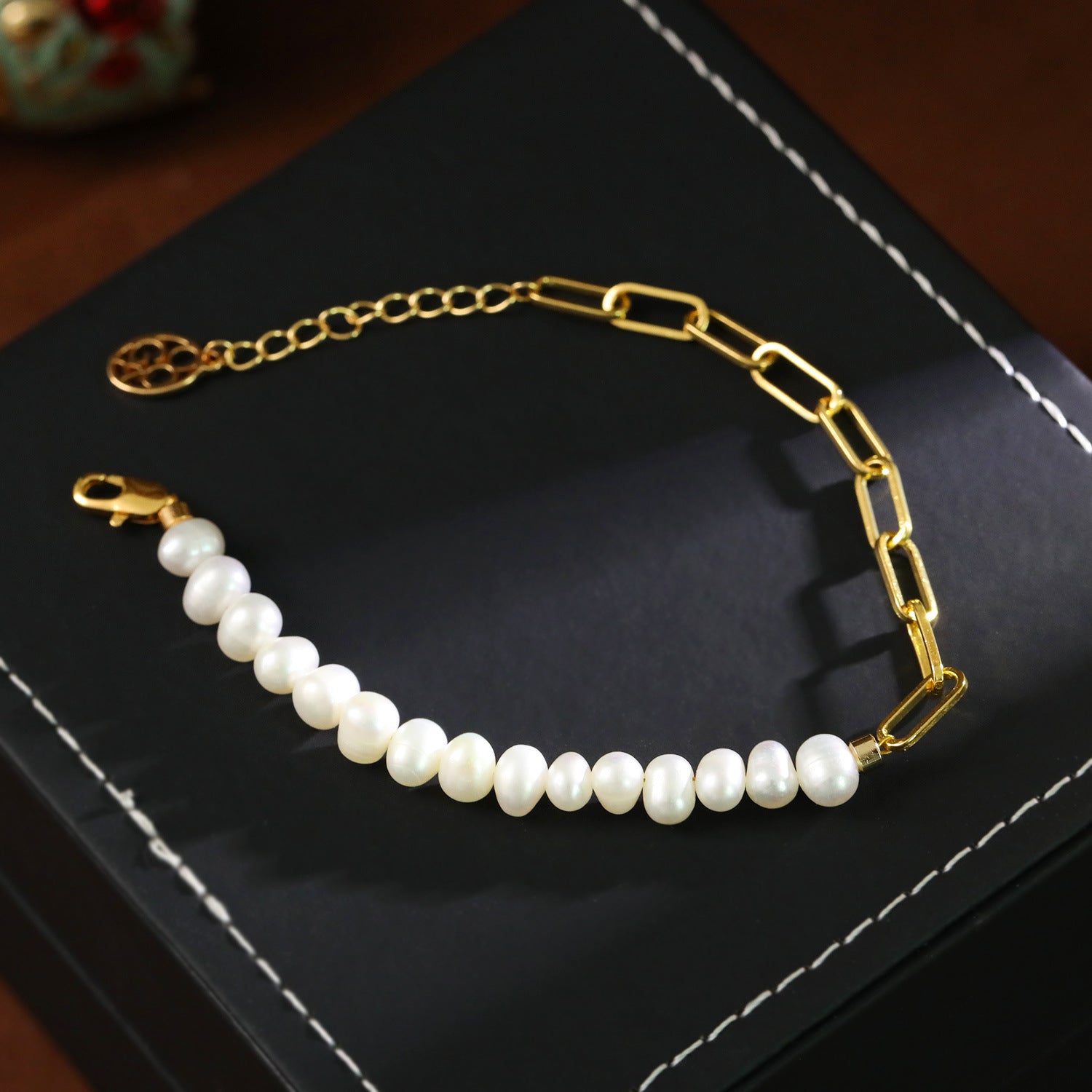 Armband mit Naturperlen und 18K Vergoldung