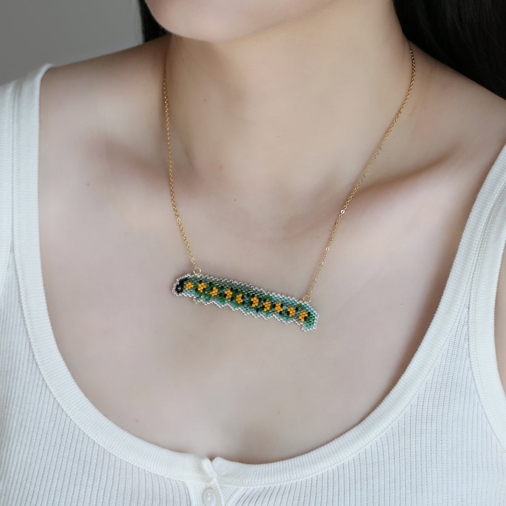 Handgestricktes Perlenhalsband