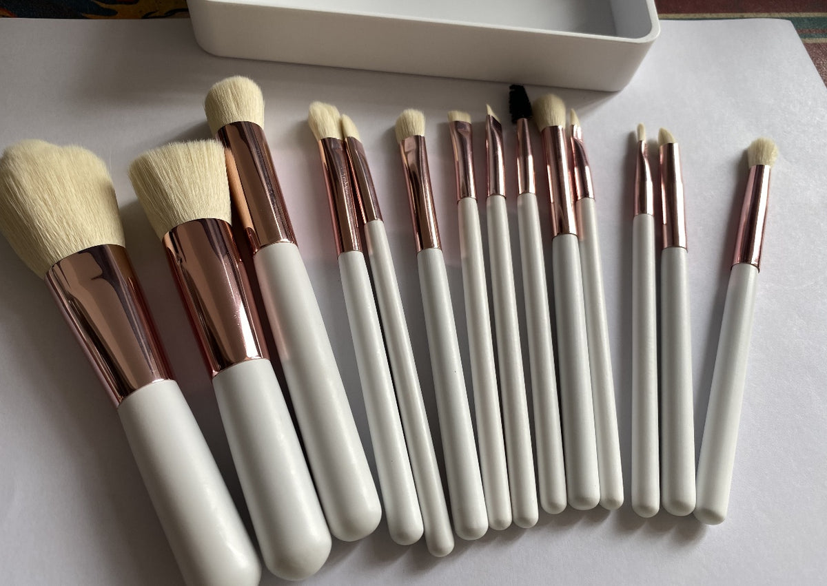 Makeup Pinsel-Set mit beleuchtetem Spiegel – Bild 5 | LuxeStyle