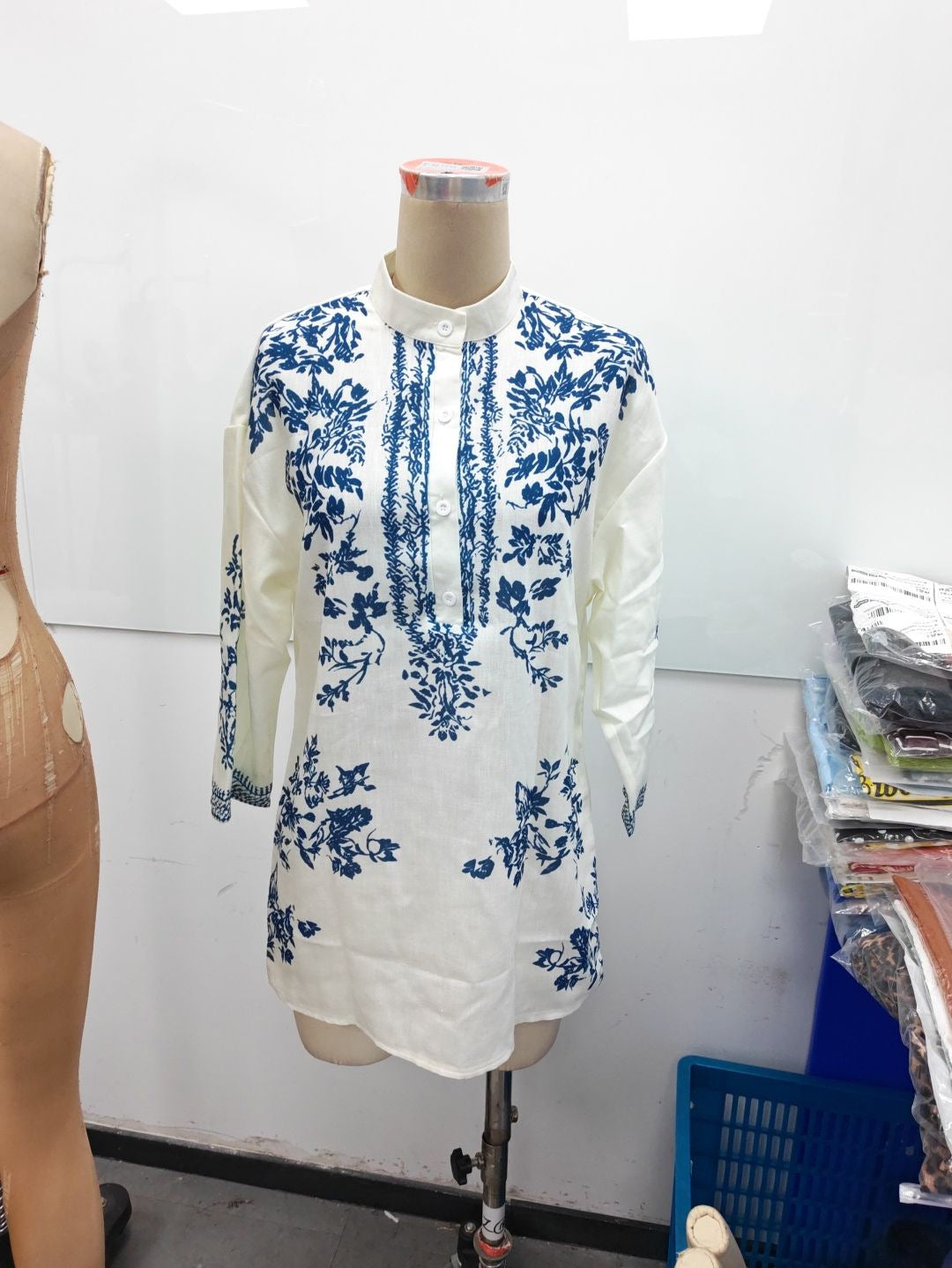 Blau-weisses Langarmshirt mit Porzellan-Print – Bild 5 | LuxeStyle