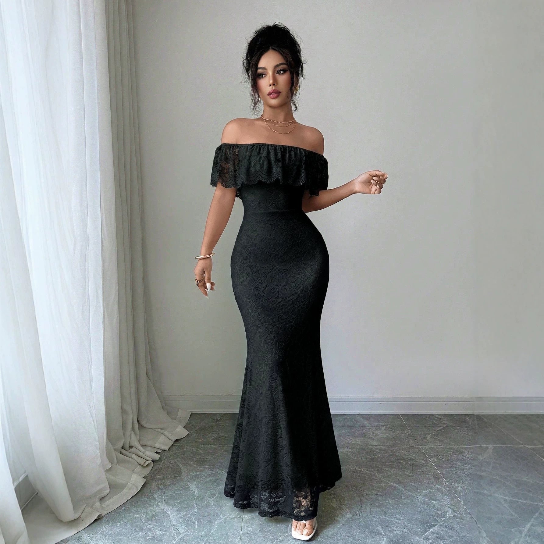 Elegantes Off-Shoulder Spitzenkleid mit Volants
