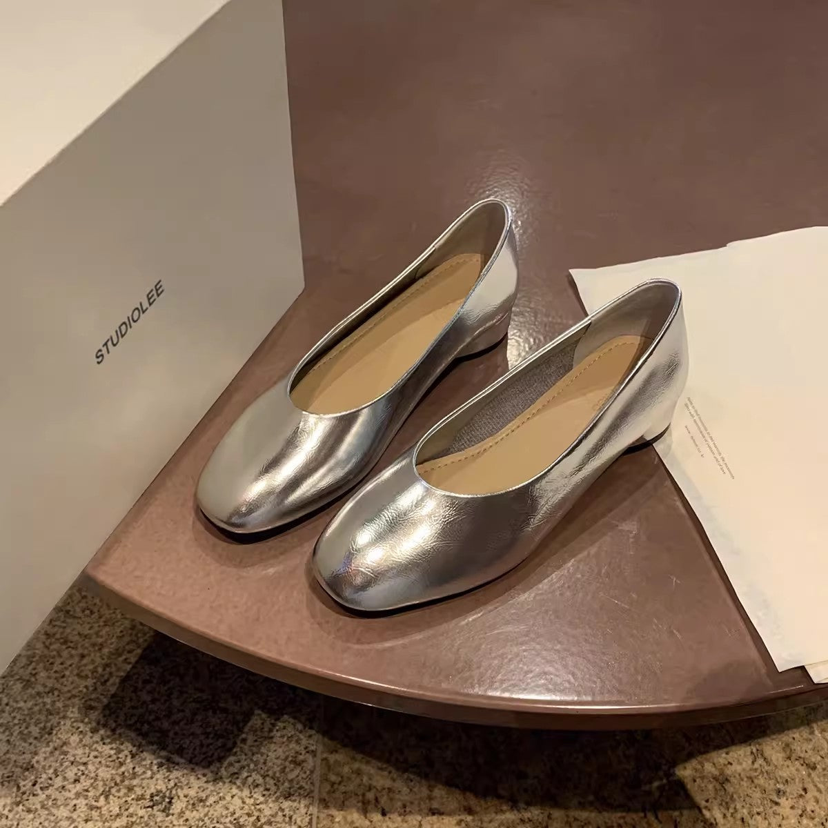 Schwarze Leder-Pumps mit Blockabsatz