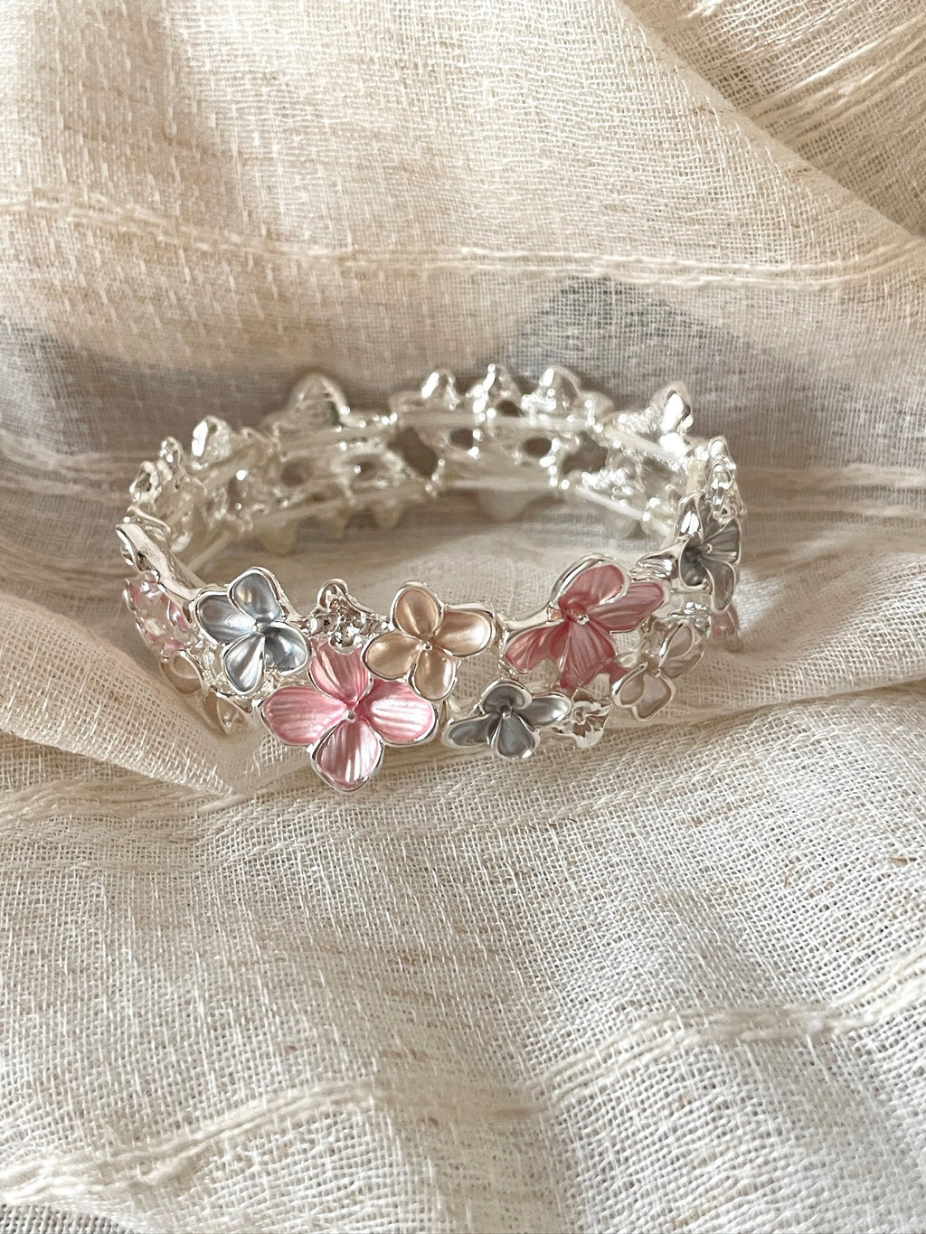 Armband Kleine Kirschblüten aus Emaille – Bild 2 | LuxeStyle