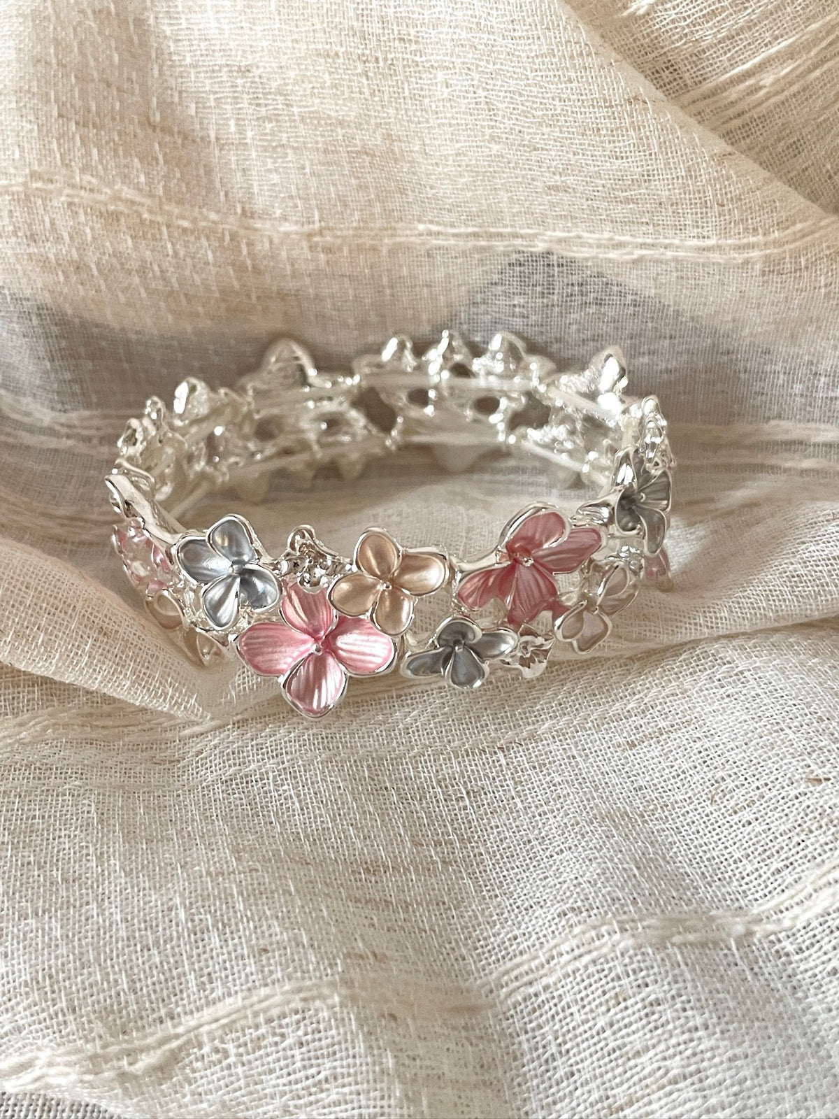 Armband Kleine Kirschblüten aus Emaille – Bild 2 | LuxeStyle