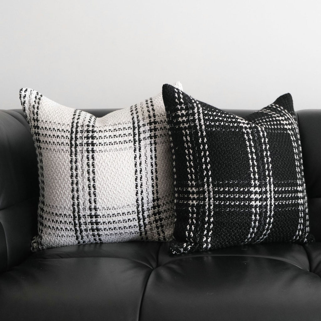 Grob gestrickter Kissenbezug mit Schachbrettmuster