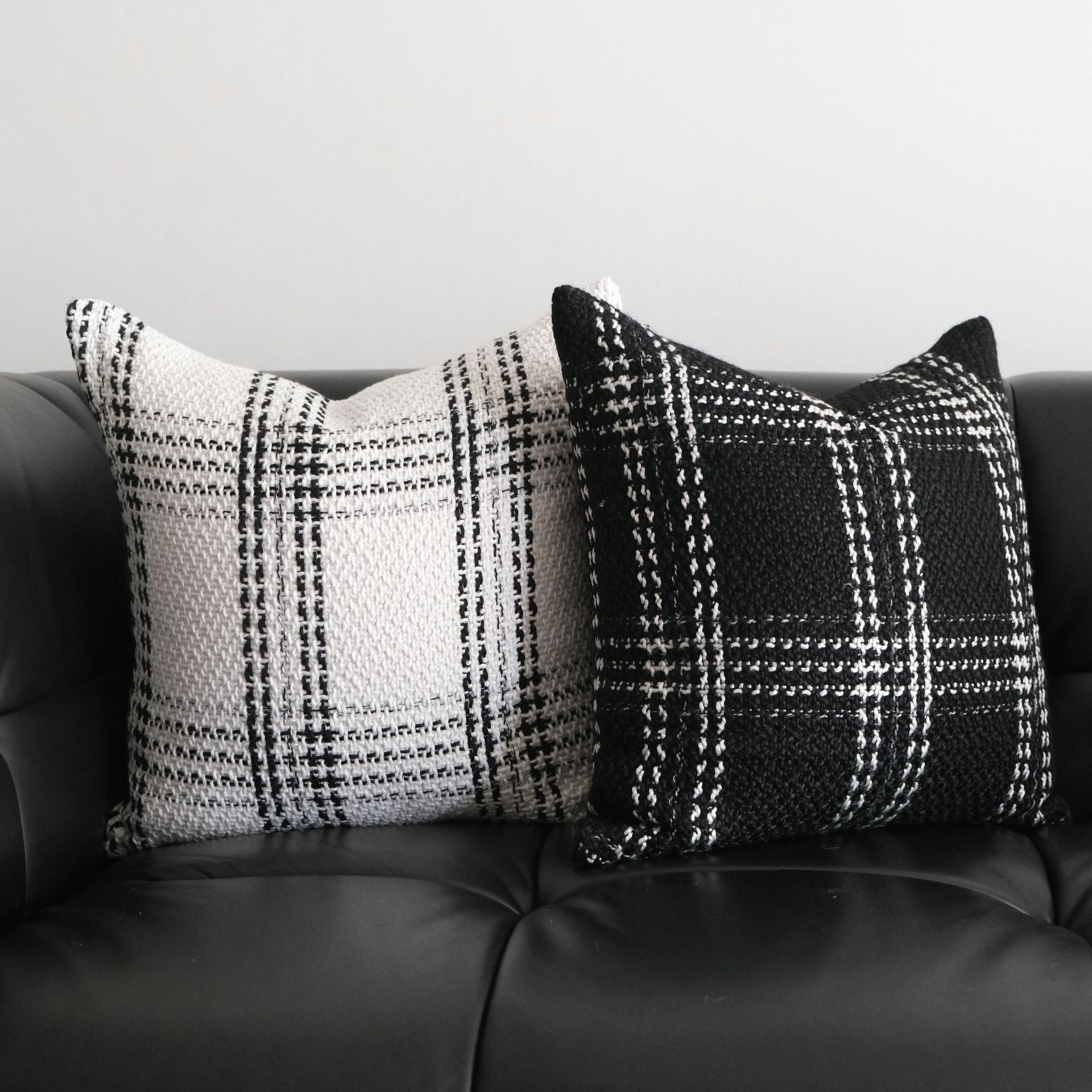 Grob gestrickter Kissenbezug mit Schachbrettmuster