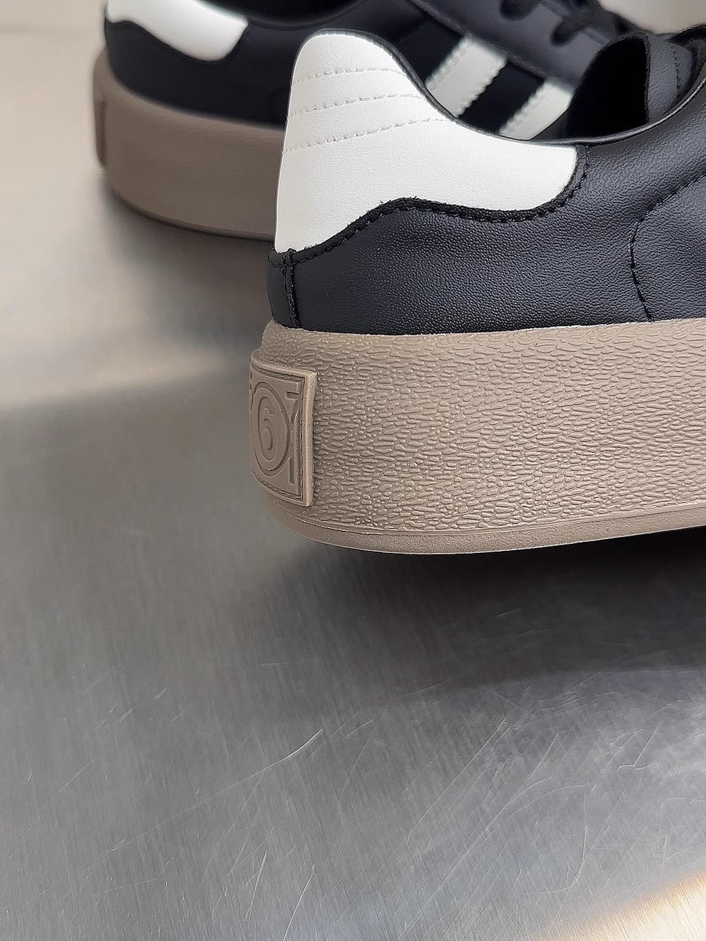 Vintage-Sneaker mit Rundkappe