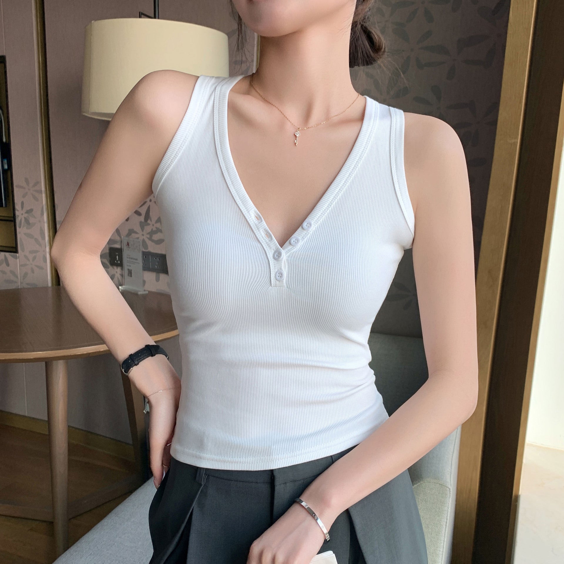 Ärmelloses V-Neck Top mit Knopfleiste