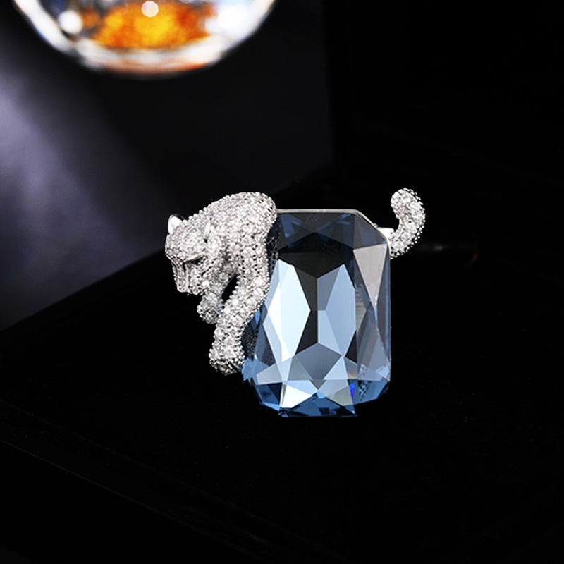 Leopardenbrosche in Purpur & Silber mit Kristall – Bild 4 | LuxeStyle