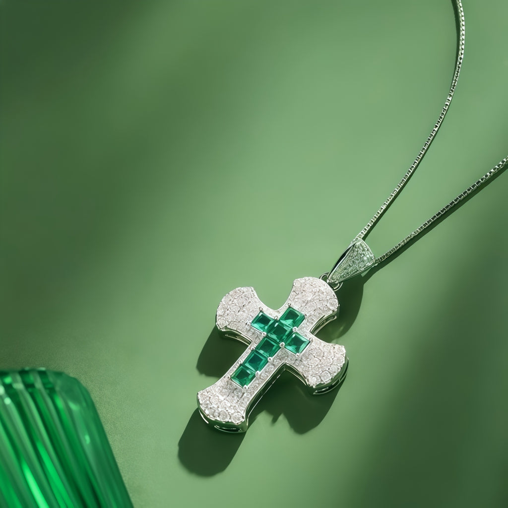 Kreuz-Anhänger mit Smaragdgrünen und Weissen Zirkonia