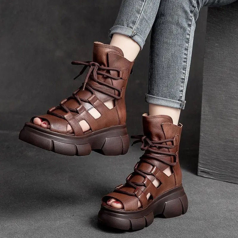 Sandalen und Stiefel mit Cut-Out-Design – Bild 3 | LuxeStyle