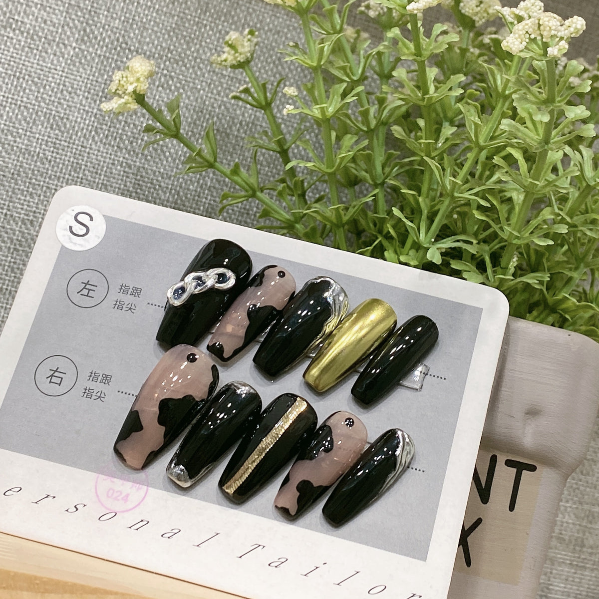 Handgemachte schwarze Rüstungs-Nagelpatches – Bild 2 | LuxeStyle