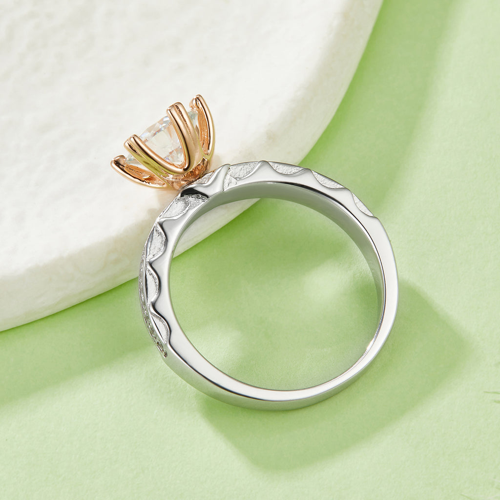 S925 Silber 6,5mm Moissanit Ring mit Goldherzprongs & GRA-Zertifikat