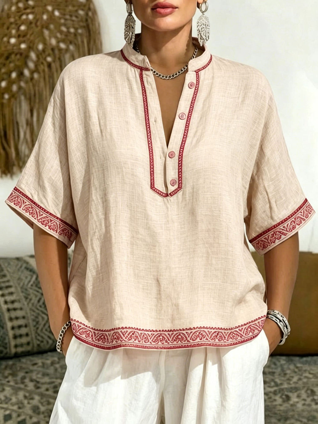 V-Neck T-Shirt mit Spitze und Knöpfen