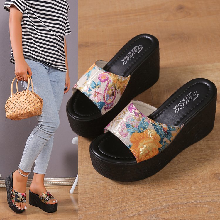 Keilabsatz-Sandalen mit Plateau