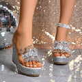 Keilabsatz-Sandalen mit Plateau und Metallblüte – Bild 8 | LuxeStyle