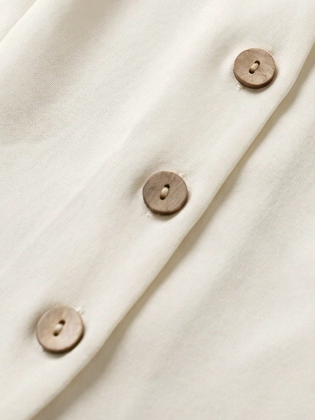 Kurzes besticktes Pendler-Shirt