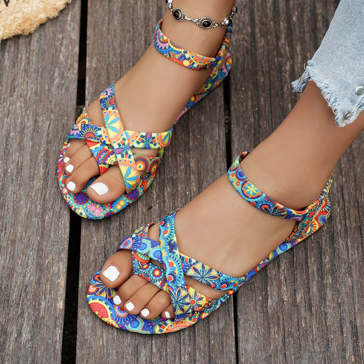 Flache Rattan-Sandalen mit Ethno-Print – Bild 3 | LuxeStyle