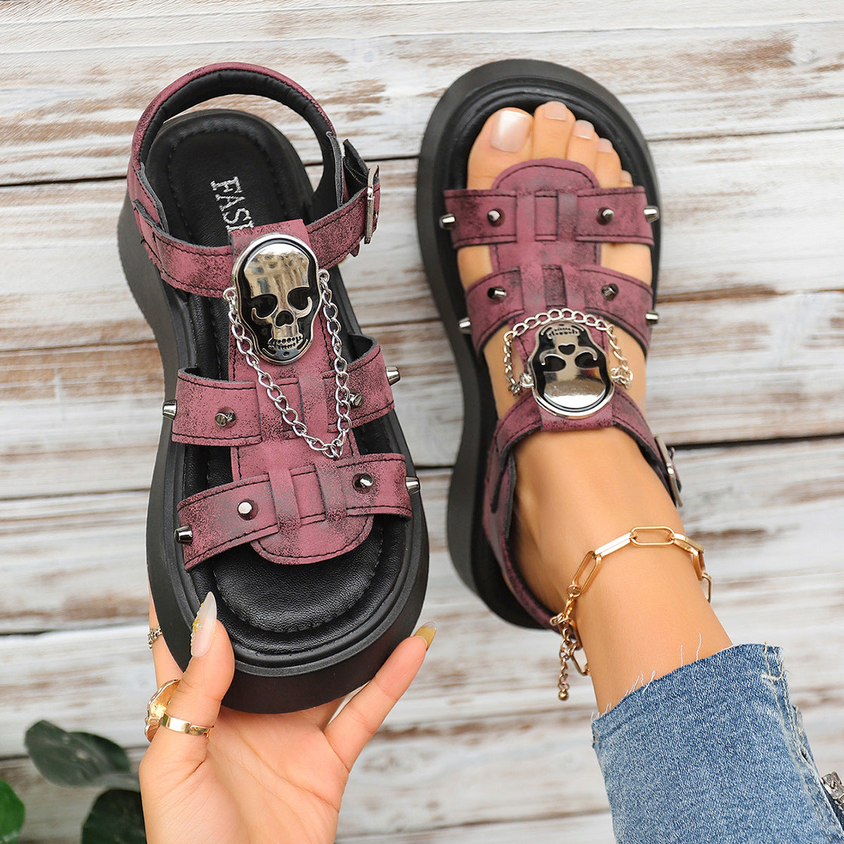 Sommer Sandalen mit Riemen und Schmuckverschluss