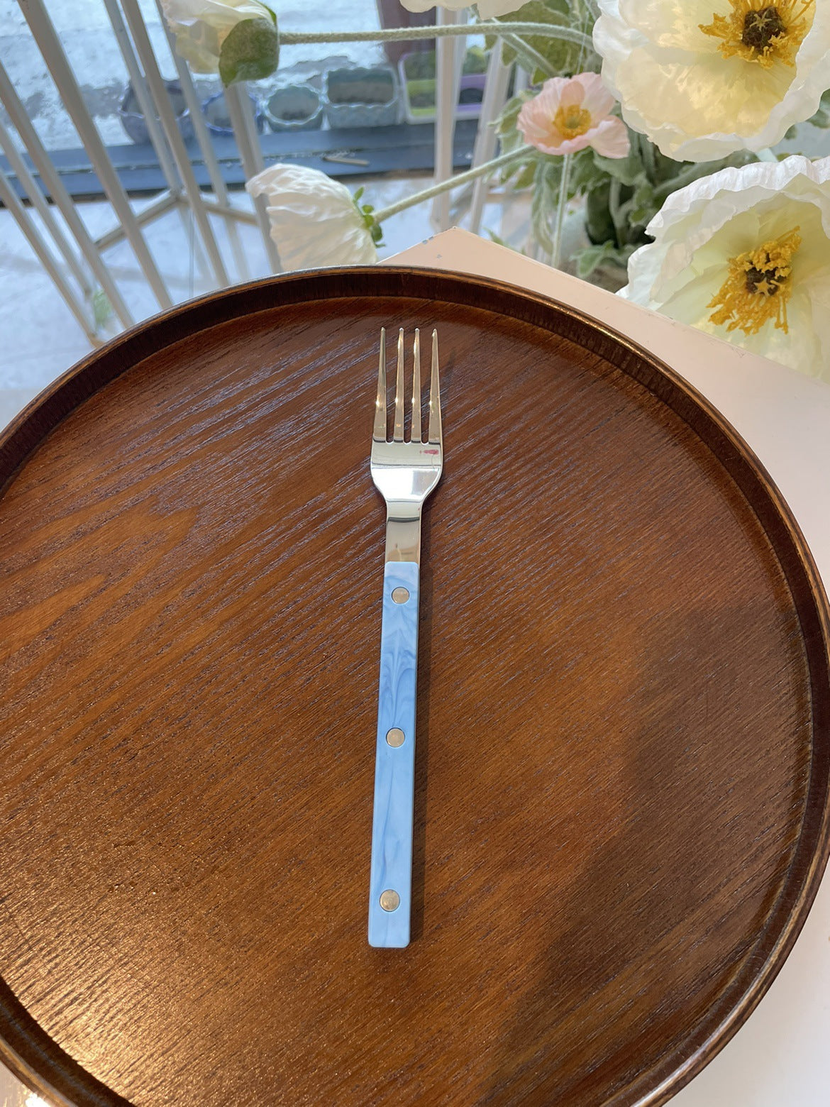 Mehrfarbiges Besteckset im französischen Stil