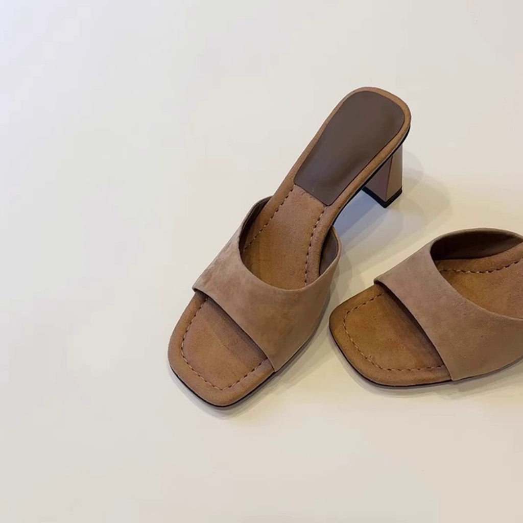 Elegante Nubuk-Sandalen mit Blockabsatz