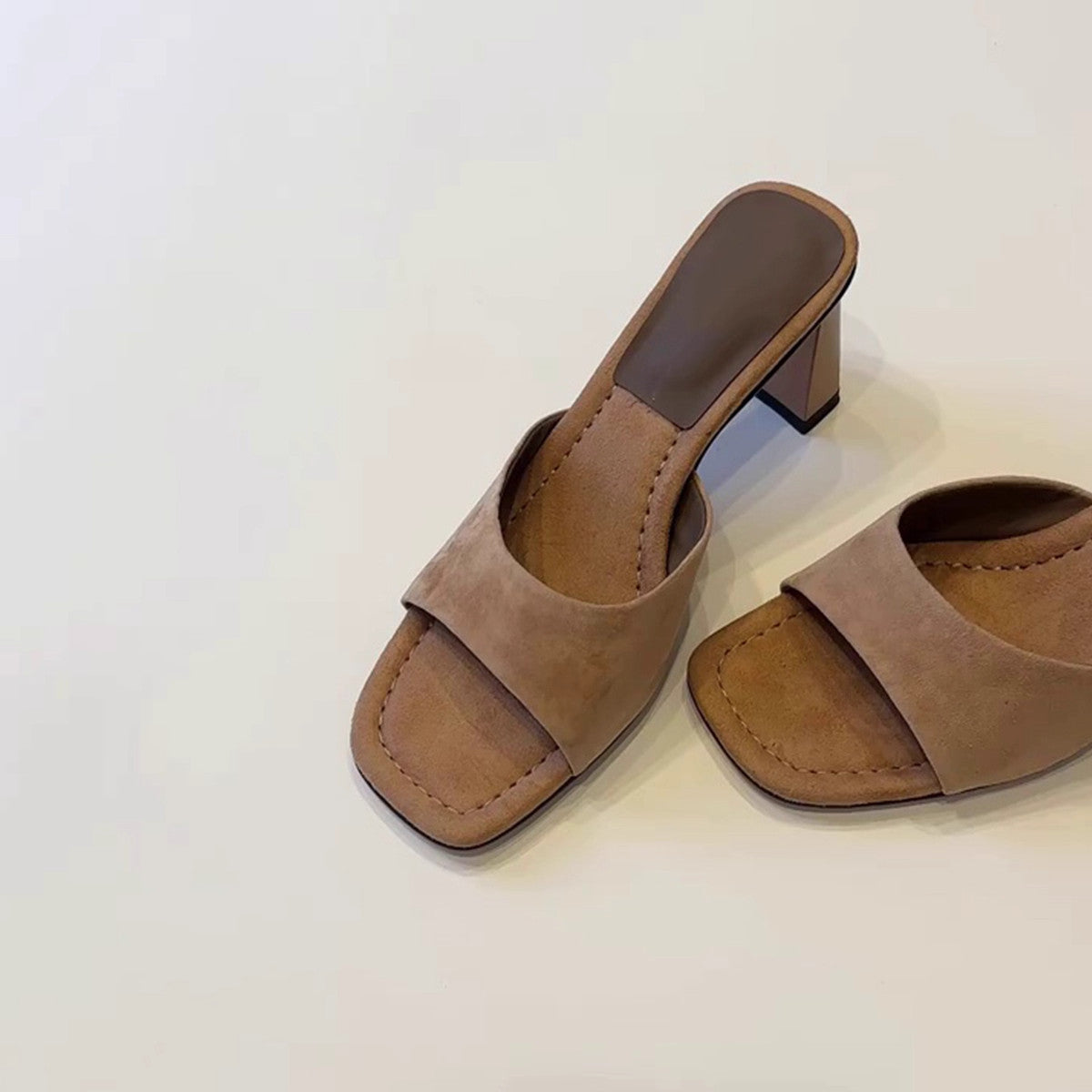 Elegante Nubuk-Sandalen mit Blockabsatz