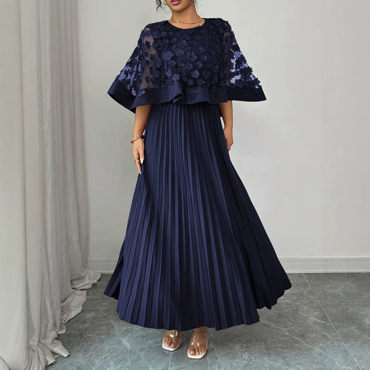 Elegantes Mesh-Cape-Kleid – Bild 1 | LuxeStyle
