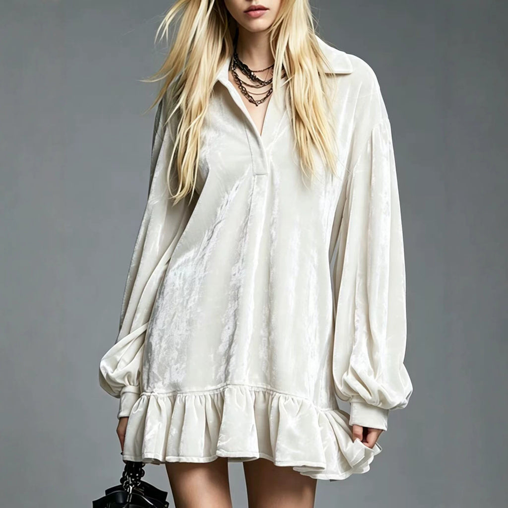 Samtkleid mit Rüschensaum