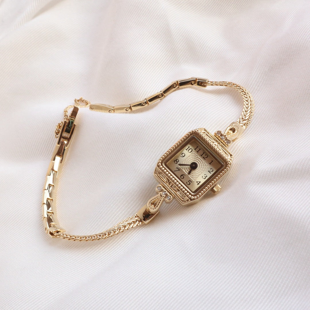 Retro-Armbanduhr mit feinem Band