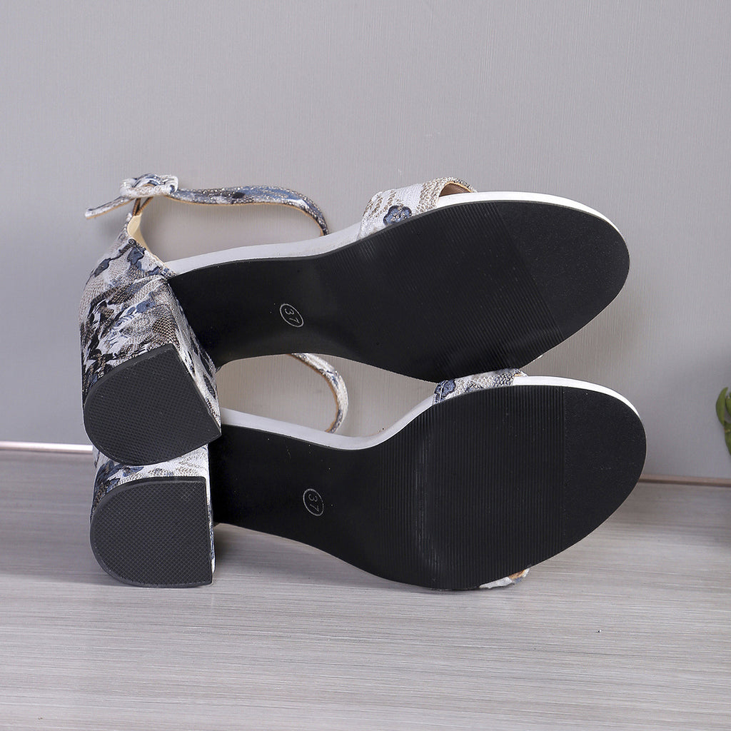 Sandalen mit dickem Absatz und Knöchelriemen – Bild 14 | LuxeStyle