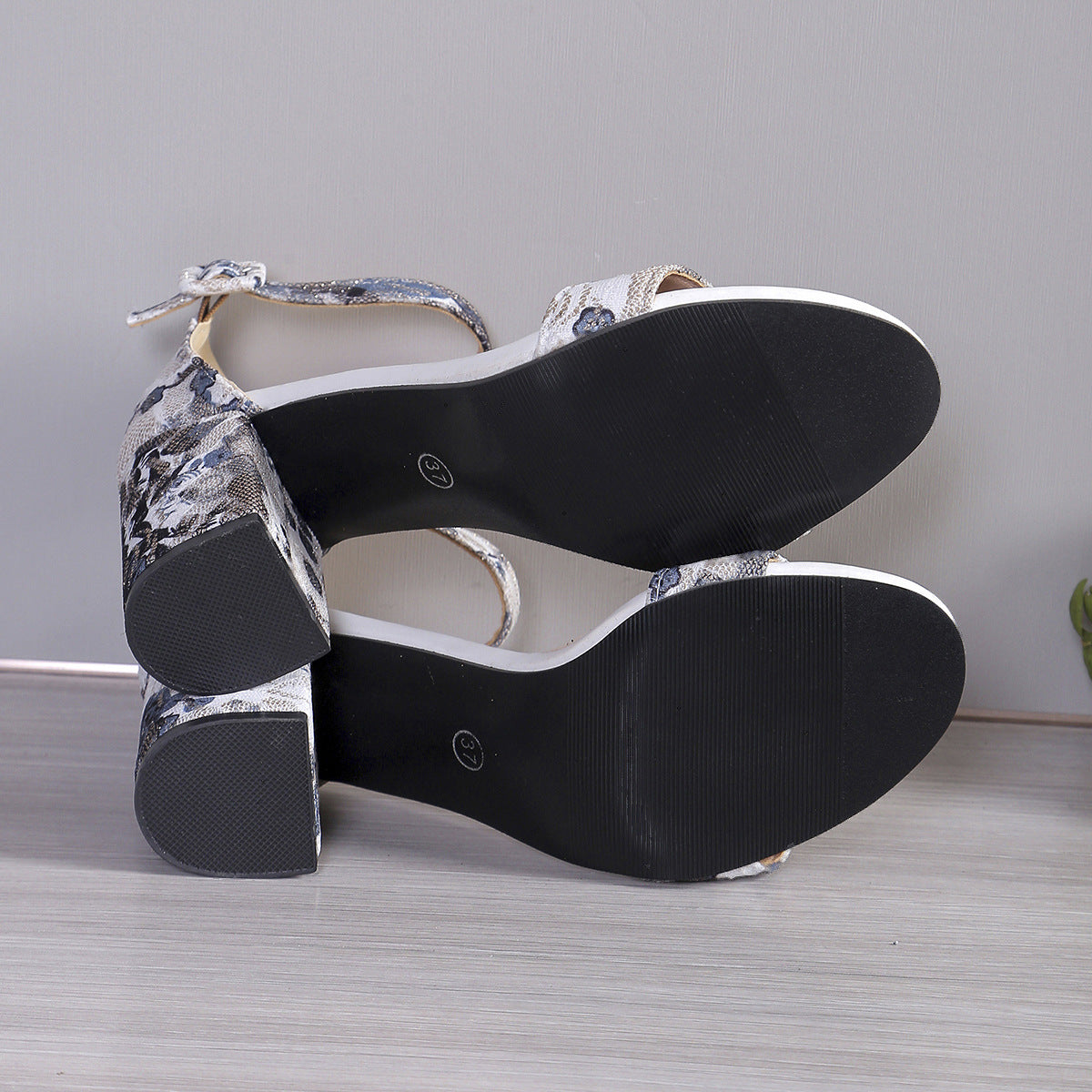 Sandalen mit dickem Absatz und Knöchelriemen – Bild 14 | LuxeStyle