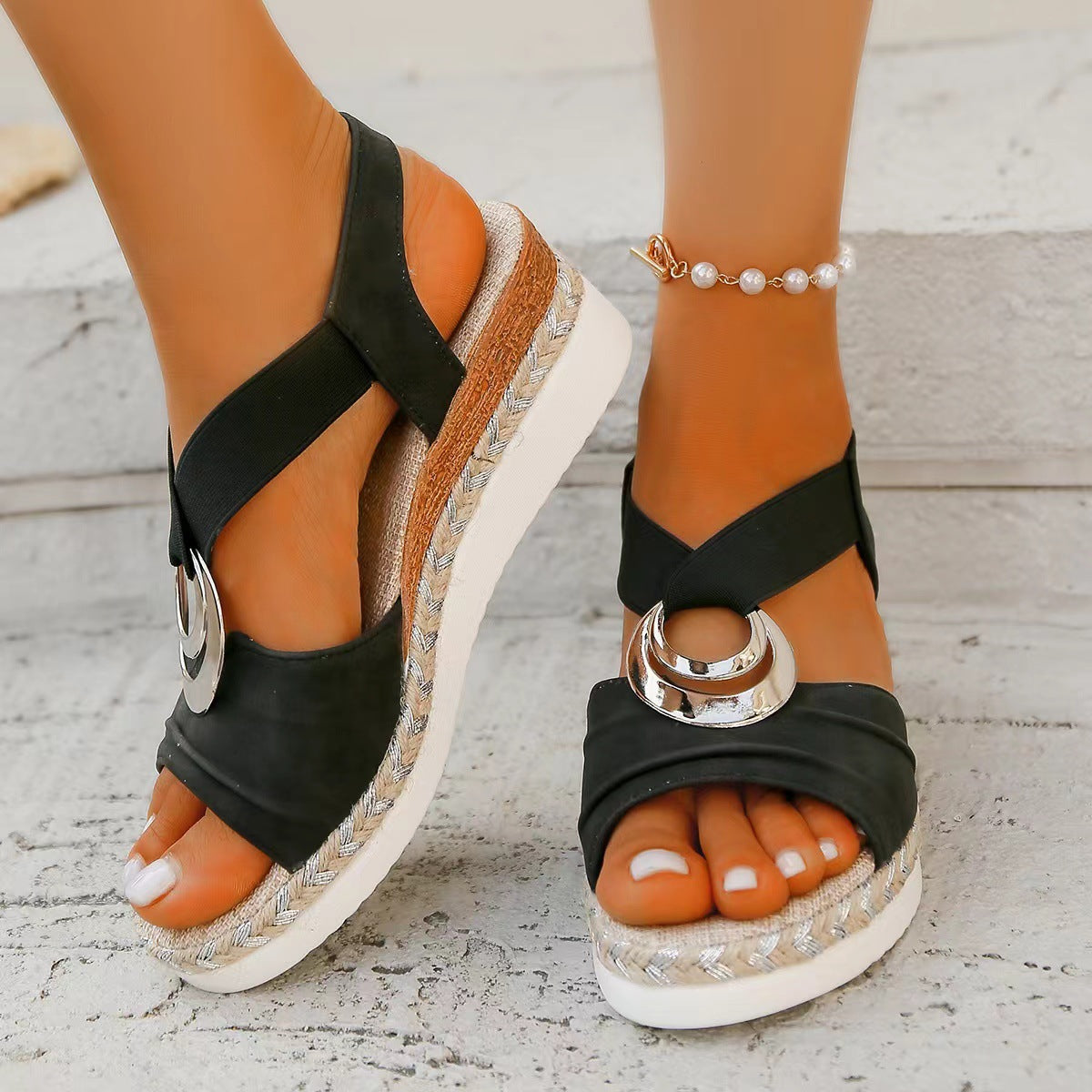 Weite Sandalen mit Metallbeschlag – Bild 4 | LuxeStyle