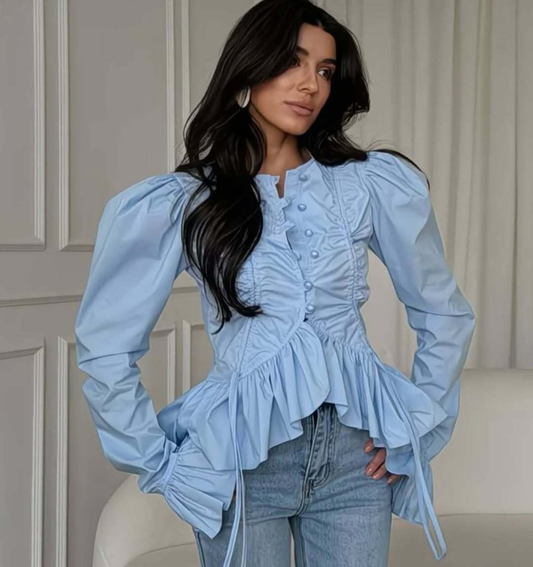 Elegante Damenbluse mit Rüschen und Knopfleiste