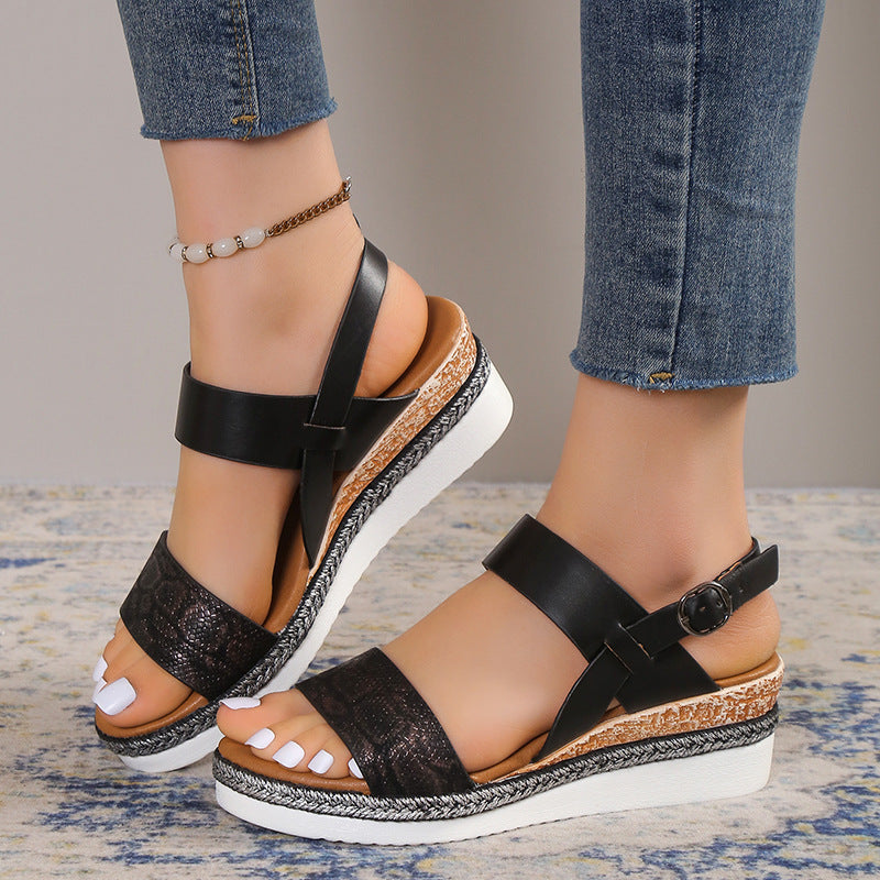 Keilabsatz-Sandalen mit breitem Riemen – Bild 10 | LuxeStyle