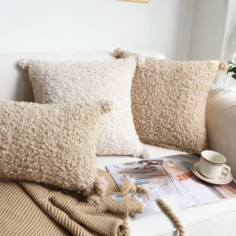Kuscheliges Zierkissen mit Plüschbällen – Bild 3 | LuxeStyle