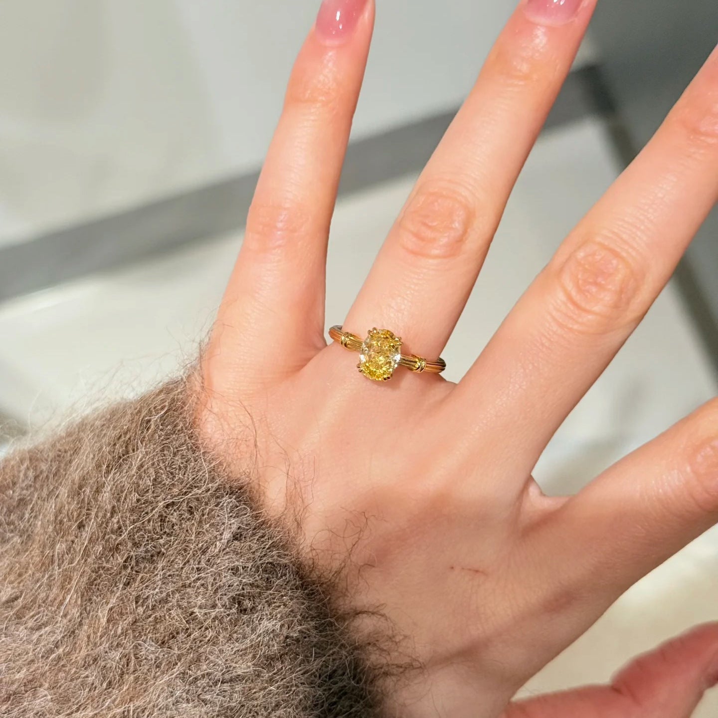 Damenring mit gelbem Diamant