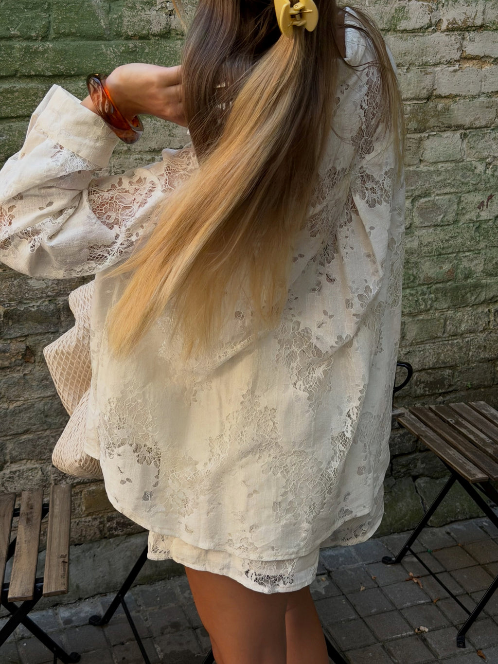 Florales Spitzen-Set: Oversized Hemd & Shorts