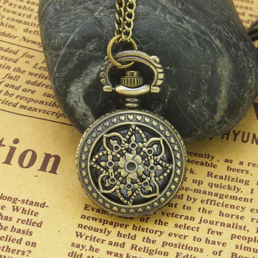 Retro-Halskettenuhr mit Klappdeckel – Bild 5 | LuxeStyle